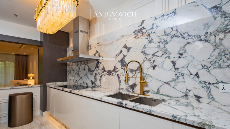 The result is a kitchen space that not only looks luxurious but also works beautifully — adaptable to cooking, socializing, and relaxing.