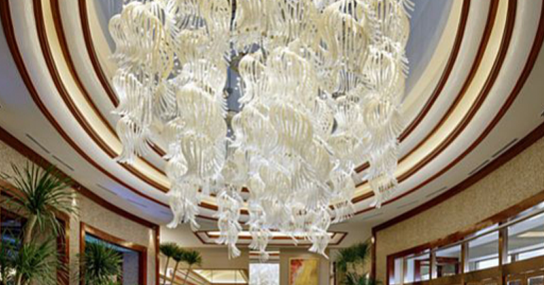 Установка люстр: роскошные хрустальные конструкции
