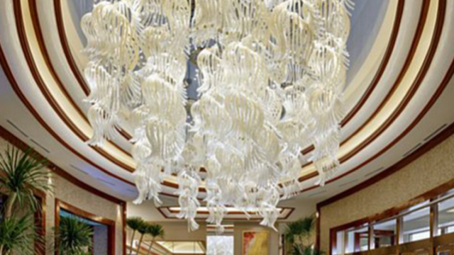 Установка люстр: роскошные хрустальные конструкции
