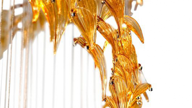 Элегантная люстра в роскошном исполнении