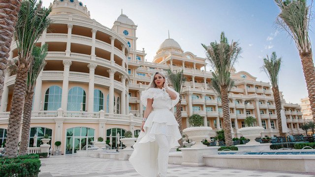 Роскошная художественная роспись потолка