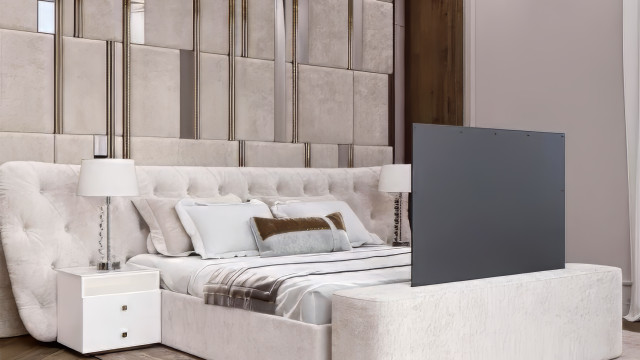 Изысканный интерьер спальни с шелковыми панелями