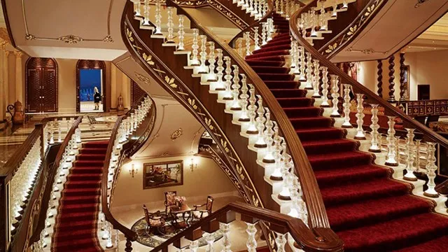 Elegant Staircases with Crystal Balusters: A Touch of Luxury