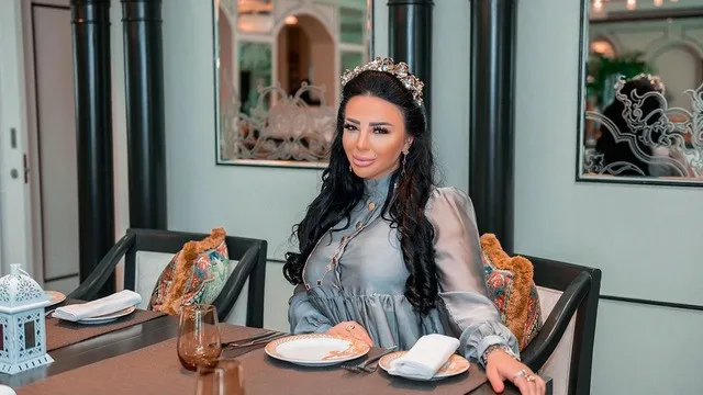 إكسسوارات المائدة الأساسية لمنزل دافئ ومرحب