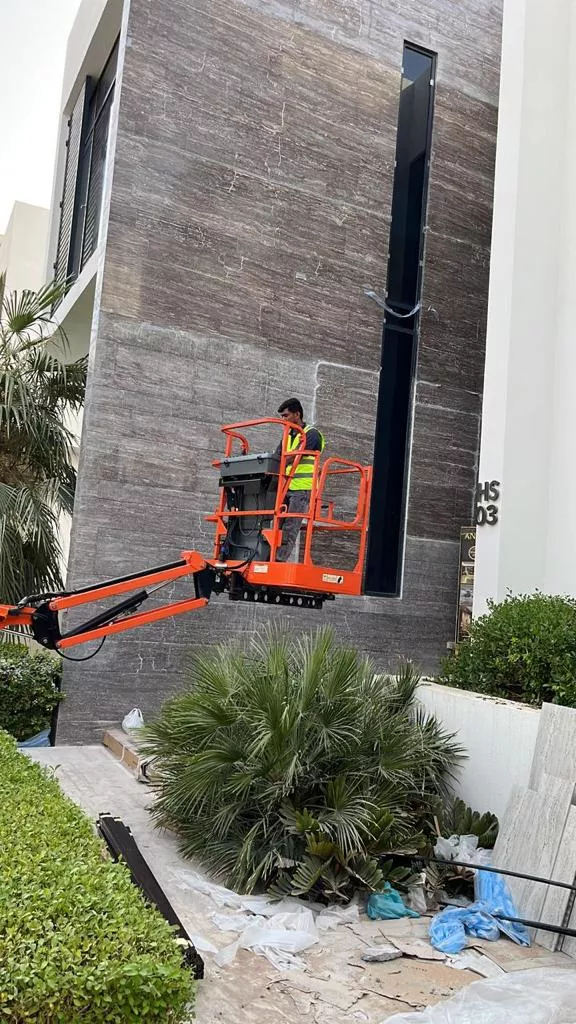 تحويل ممتلكك عبر تشطيبات الواجهات والتجهيز الخارجي في دبي