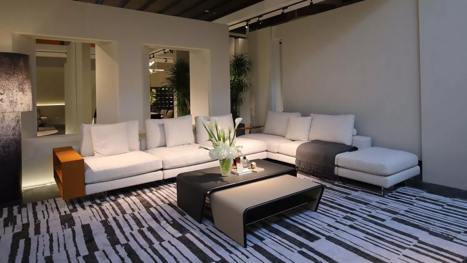 قطع أثاث أنيقة وفاخرة من أرقى المتاجر في دبي