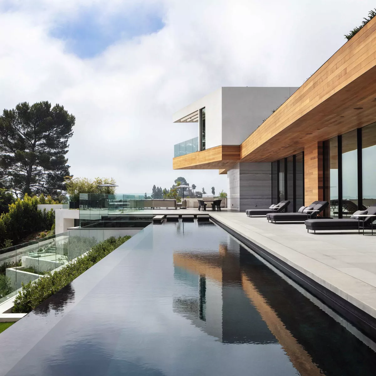 تصاميم مسابح فاخرة لفلل دبي